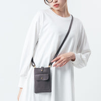 フルグレイン シュリンクレザー スナップボタン スマホショルダーバッグ