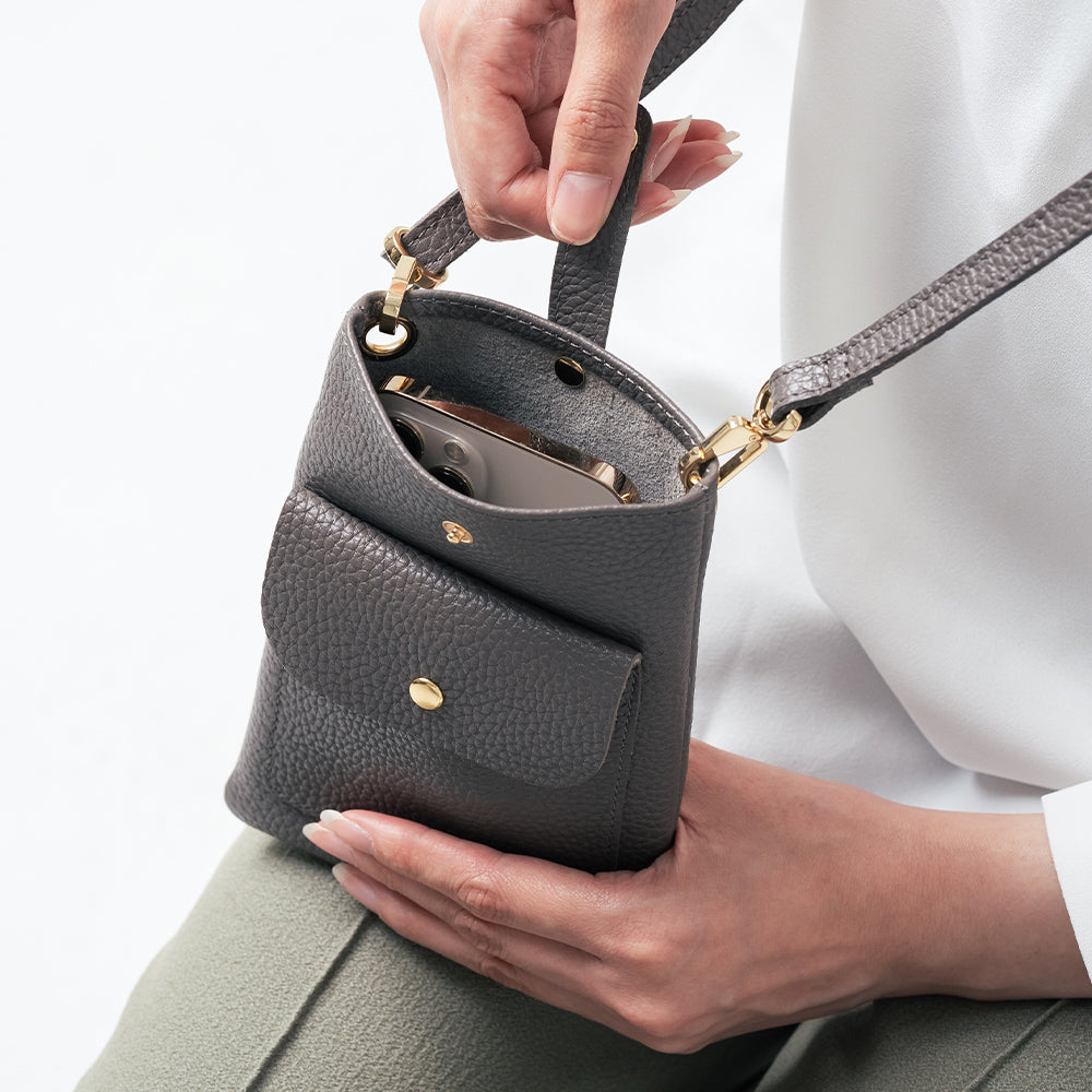 フルグレイン シュリンクレザー スナップボタン スマホショルダーバッグ