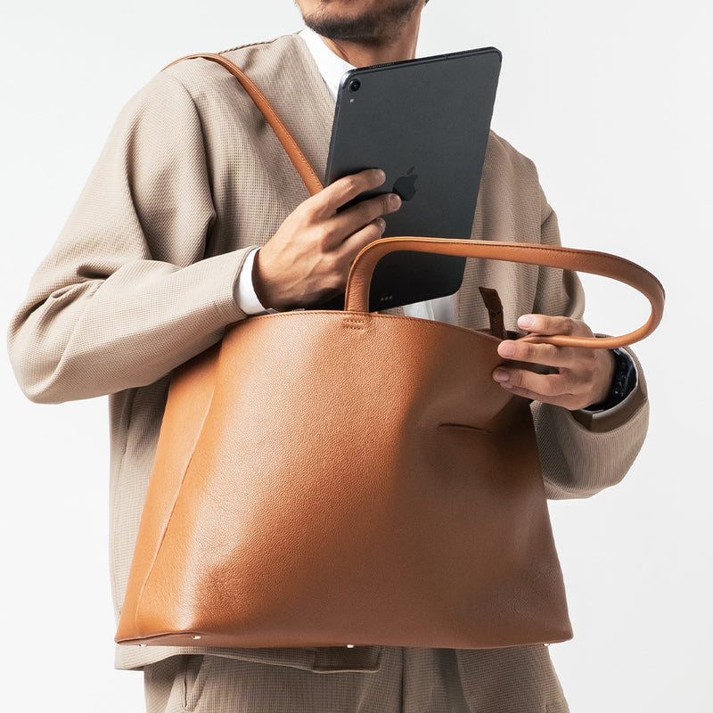 シュリンクレザー シンプル スマホポケット付き本革トートバッグ