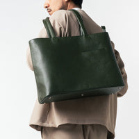 シュリンクレザー シンプル スマホポケット付き本革トートバッグ