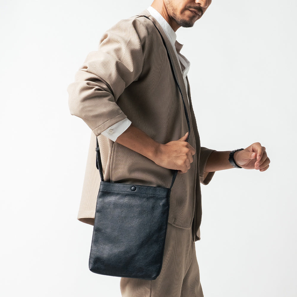 シュリンクレザー 薄マチA5縦型 マグネットボタン付き サコッシュ