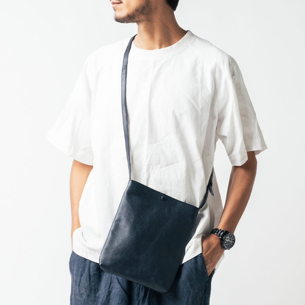 シュリンクレザー 薄マチA5縦型 マグネットボタン付き サコッシュ