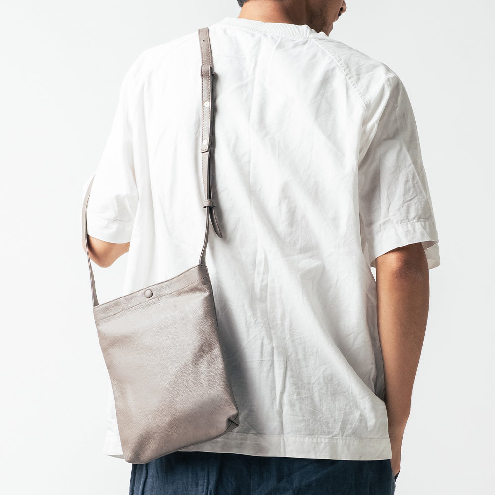 シュリンクレザー 薄マチA5縦型 マグネットボタン付き サコッシュ