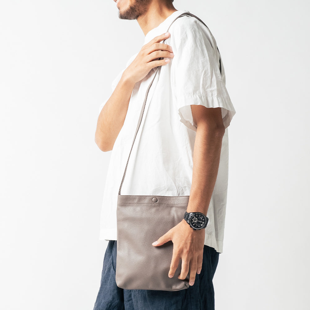 シュリンクレザー 薄マチA5縦型 マグネットボタン付き サコッシュ