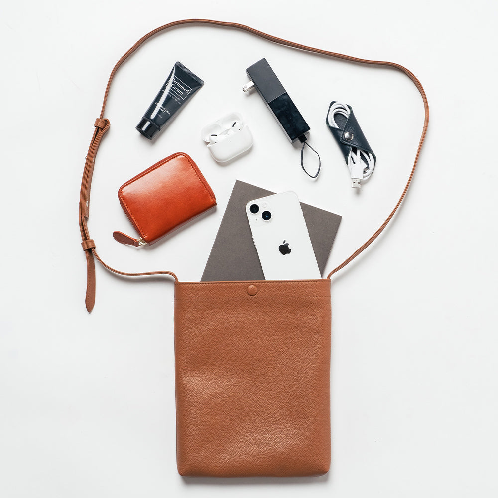 シュリンクレザー 薄マチA5縦型 マグネットボタン付き サコッシュ