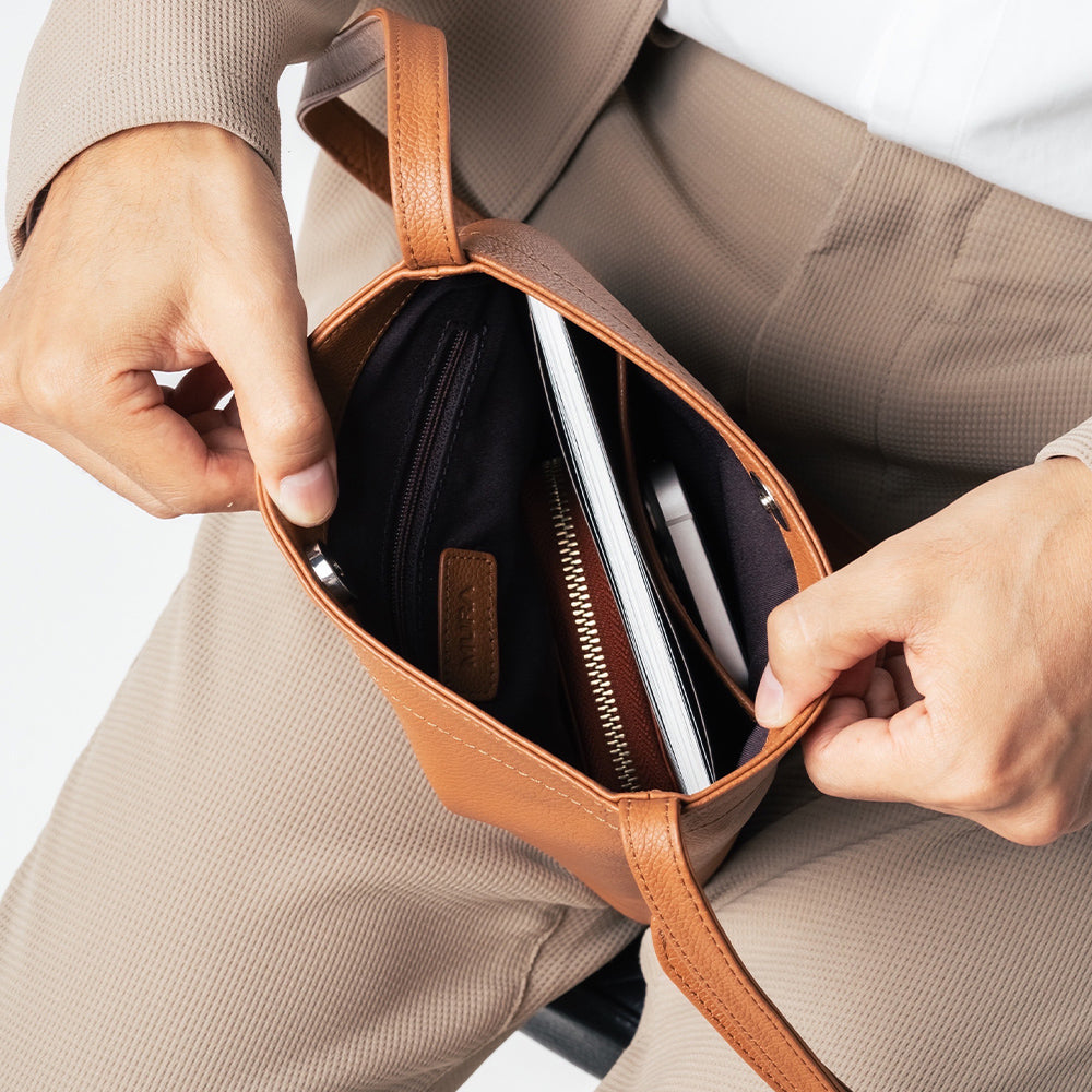 シュリンクレザー 薄マチA5縦型 マグネットボタン付き サコッシュ