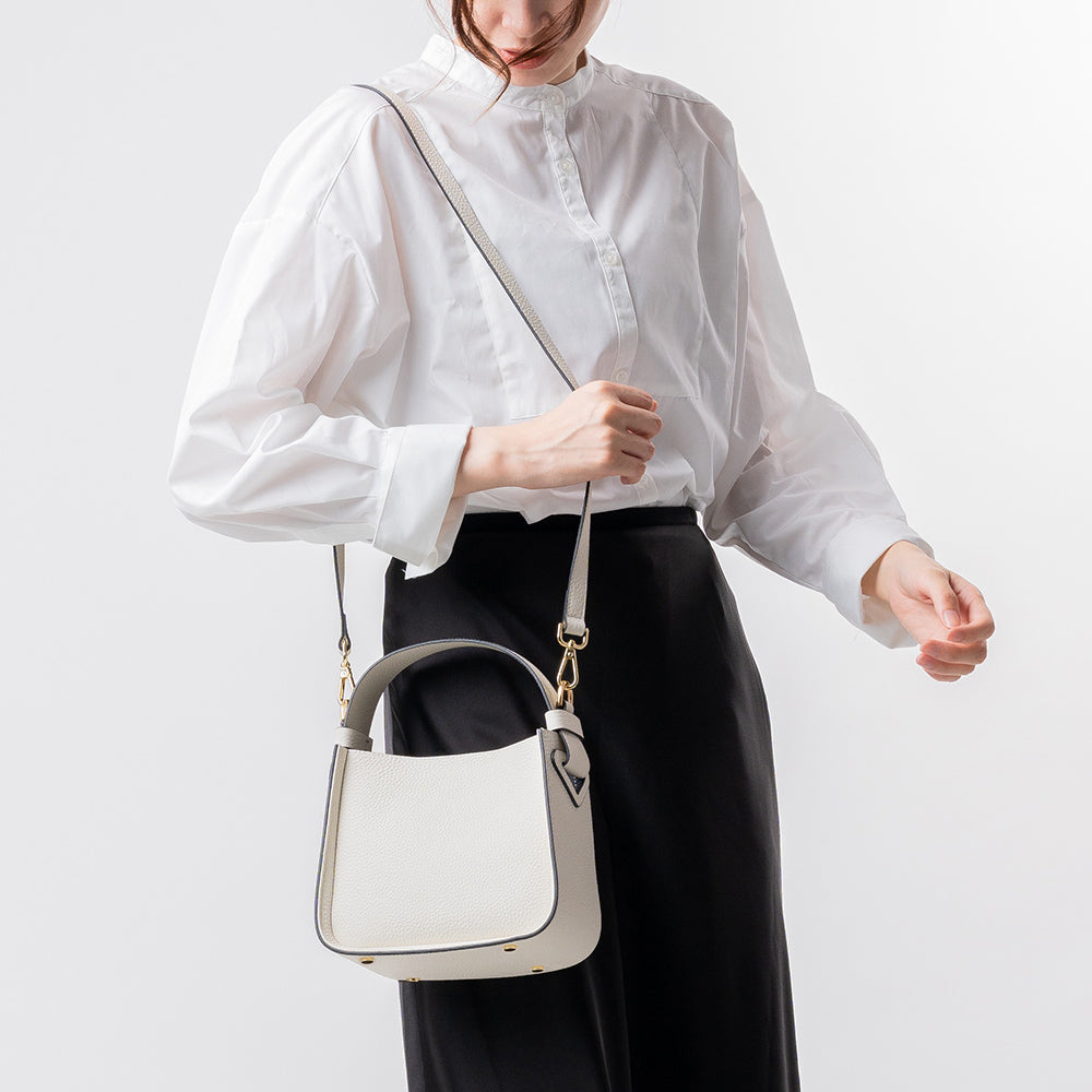 シュリンクレザー ショルダーベルト付き コバ塗バッグ