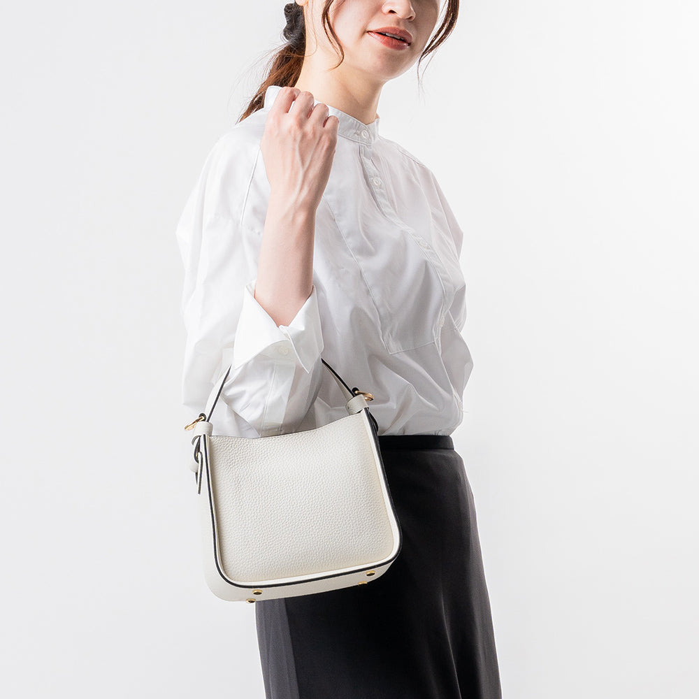 シュリンクレザー ショルダーベルト付き コバ塗バッグ