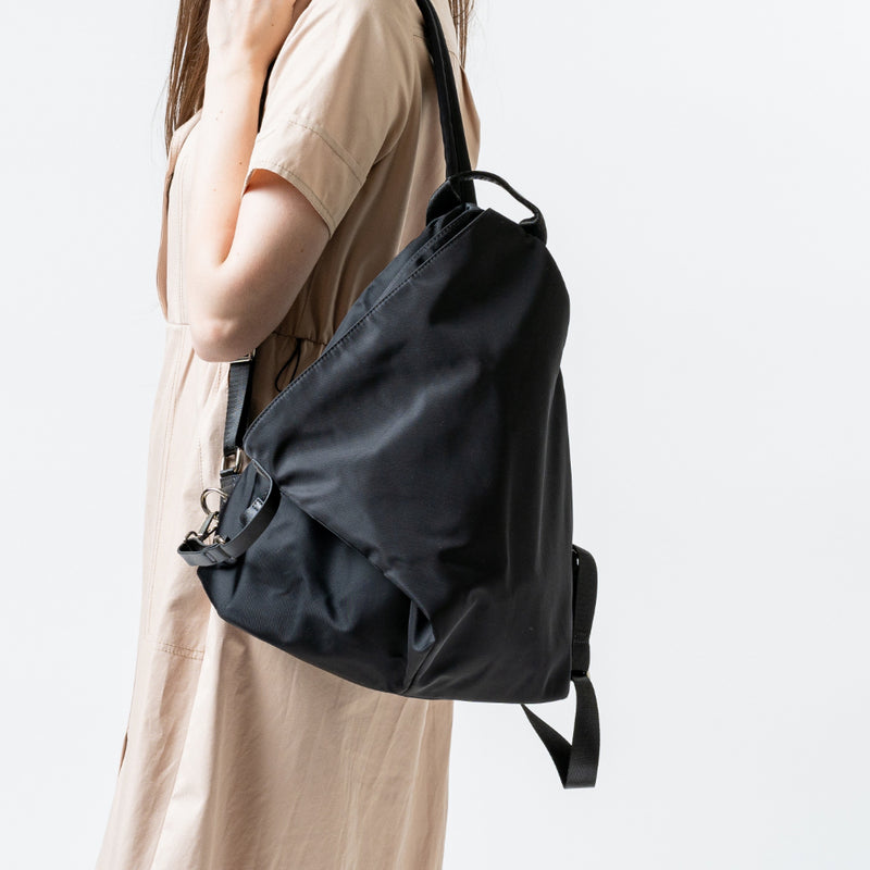 撥水ナイロン 本革ファスナー付 大人の三角リュック
