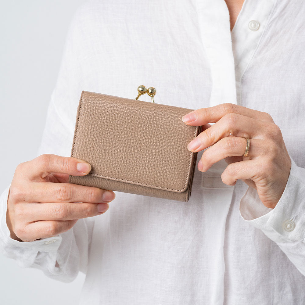 サフィアーノレザー がま口 コンパクト 二つ折り財布 – ＭＵＲＡ-ムラ