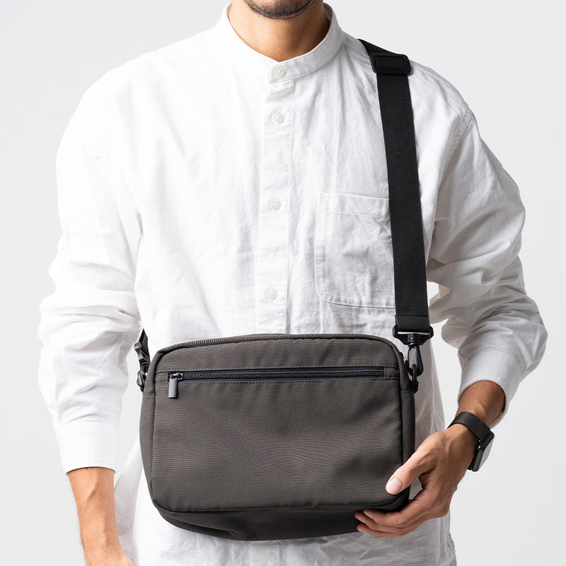 サスティナブル R-PET 撥水抗菌 7ポケット 大容量 スクエア ショルダーバッグ