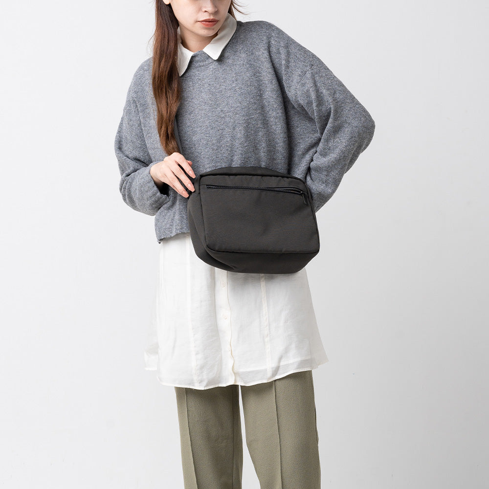 サスティナブル R-PET 撥水抗菌 7ポケット 大容量 スクエア ショルダーバッグ