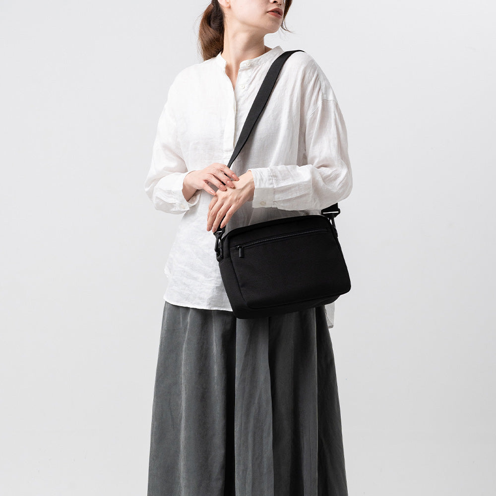 サスティナブル R-PET 撥水抗菌 7ポケット 大容量 スクエア ショルダーバッグ