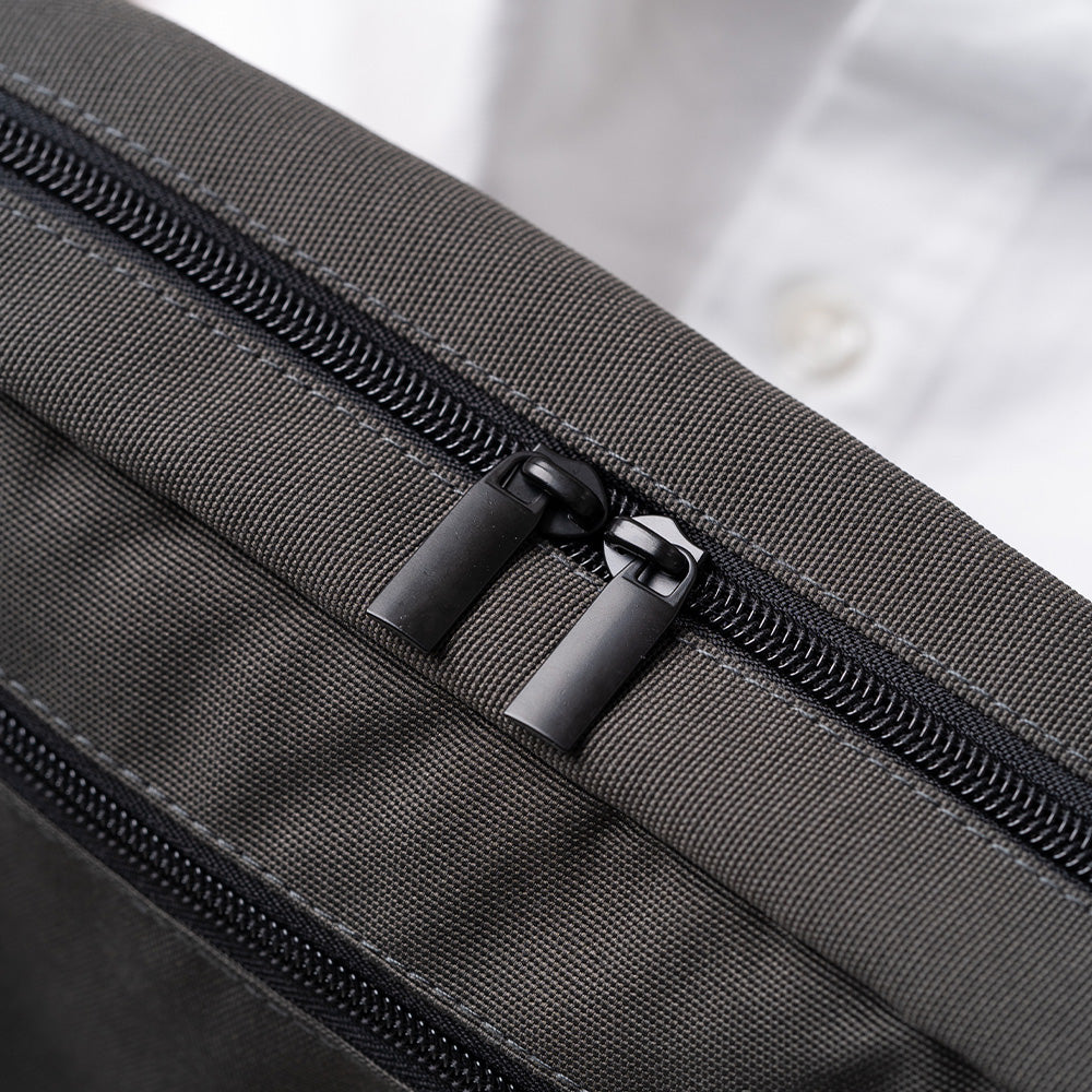 サスティナブル R-PET 撥水抗菌 7ポケット 大容量 スクエア ショルダーバッグ