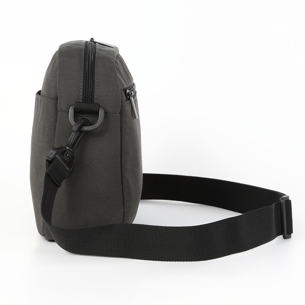 サスティナブル R-PET 撥水抗菌 7ポケット 大容量 スクエア ショルダーバッグ